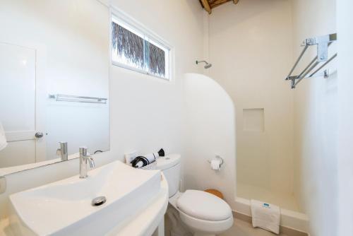 卡诺阿斯德蓬萨尔Qalma Punta Sal的白色的浴室设有卫生间和水槽。