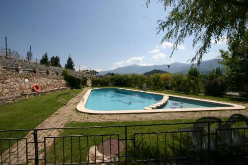 贝尔维尔德赛当亚方达马蒂亚酒店的一座房子的院子内的游泳池