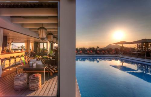 雅典President Hotel Athens的享有酒店游泳池和日落的2个景致