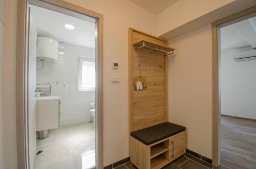 普拉Apartment Pula R&D的一间带长凳和卫生间的浴室