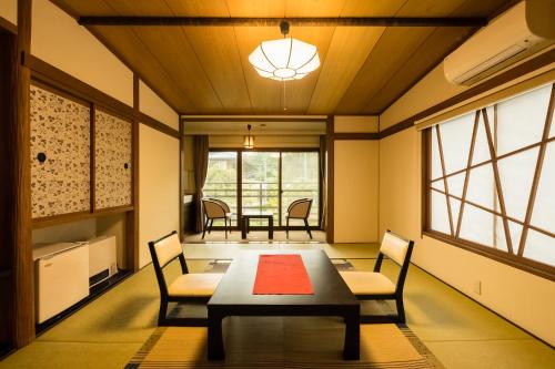 箱根桐谷箱根庄酒店的一间带桌椅的用餐室