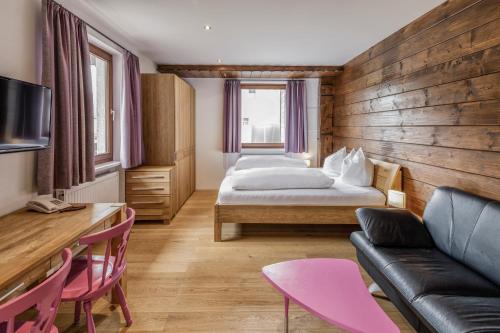 努齐德斯德纽酒店的酒店客房,设有两张床和一张沙发