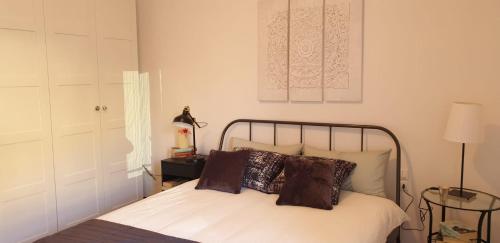 科莫Casa Di Marco的一间卧室配有带棕色枕头的床。