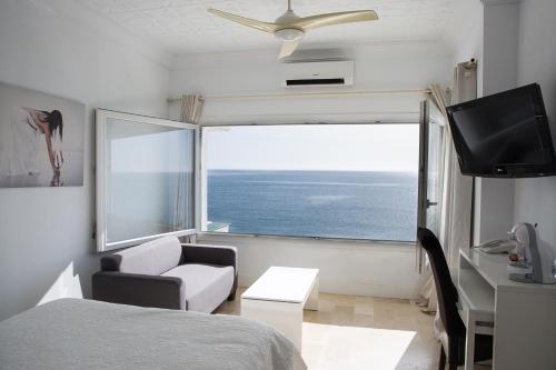 托雷加迪亚罗Hotel Boutique Milla de Plata的一间卧室设有一张床和一个海景窗户