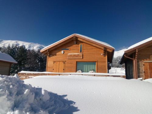 林瓜格洛萨Rifugio Il Ginepro dell'Etna的雪地里的小木屋,积雪