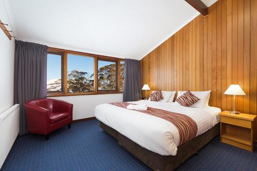 佩里舍峡谷瓦尔哈佩里舍山林小屋的酒店客房,配有一张床和一张红色椅子