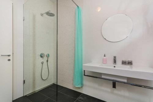 波雷奇Premium Apartment Maj ****的带淋浴和盥洗盆的浴室