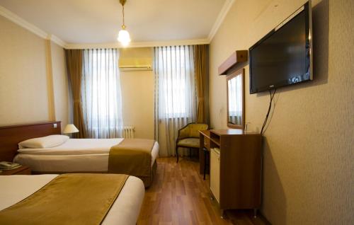 埃迪尔内萨班阿奇高兹酒店的酒店客房设有两张床和一台平面电视。