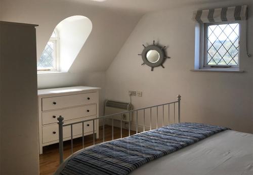 班特里Sea Lodge Holiday Home的一间卧室配有一张床、梳妆台和镜子