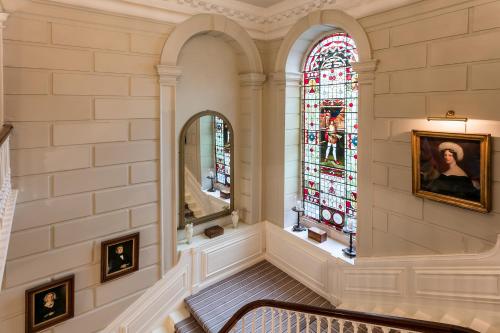 莫珀斯艾肖特庄园酒店的一座带彩色玻璃窗的建筑中的楼梯