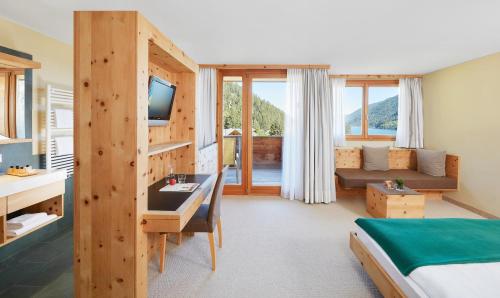 圣瓦卜尔加阿罗西生活平衡酒店的一间卧室设有一张床和一间客厅。