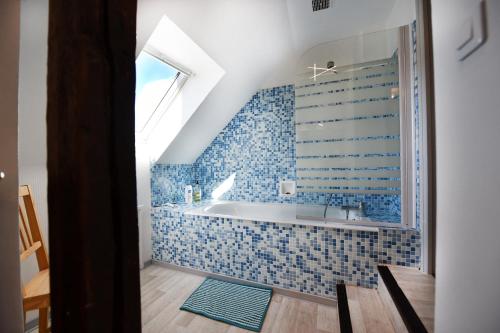 罗德兹Hyper Centre - Cosy Appartement avec Cachet的浴室设有蓝色瓷砖浴缸。