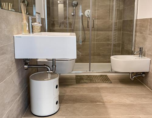 帕多瓦Altinate33的浴室配有卫生间、盥洗盆和淋浴。