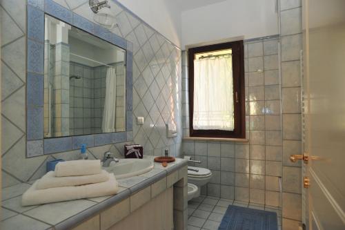 波尔图圣乔治贝尔西特住宿加早餐旅馆的一间带水槽、卫生间和镜子的浴室