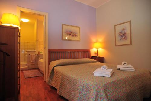 波尔图圣乔治贝尔西特住宿加早餐旅馆的酒店客房带两张床和一间浴室