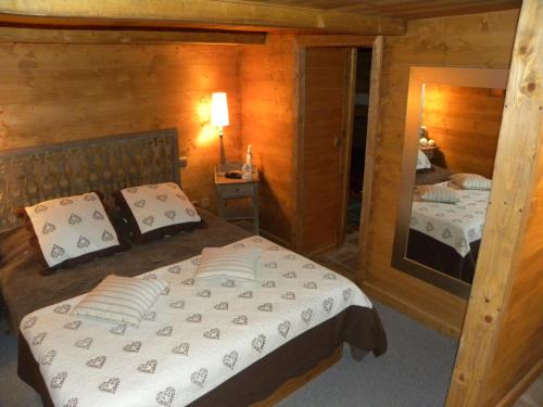 蒂涅CHALET GRINCH 90m2, 3 Sdb, skis aux pieds, wifi的一间小卧室,配有一张床和镜子