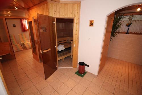 克查赫Hotel-Pension Birkenhof的一个空房间,一个衣柜和一扇门在房间里
