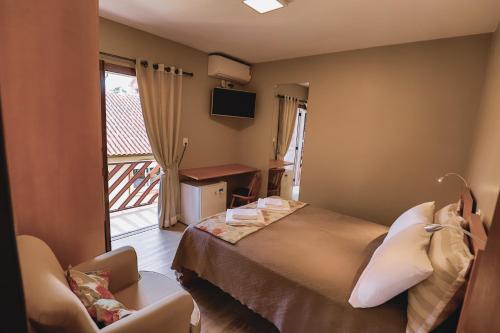 卡内拉Cammino Della Serra的酒店客房设有一张床和一个阳台。