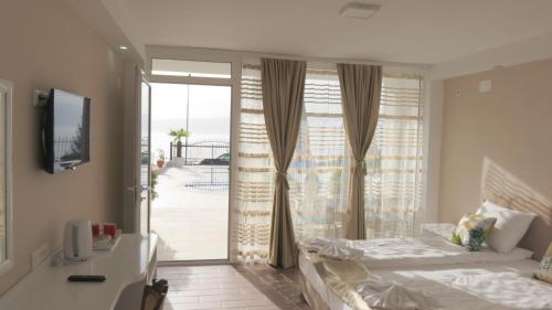 奥赫里德Villa Angelos的一间卧室设有一张床和一个滑动玻璃门