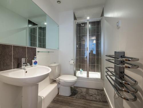 北安普敦Apartment A311的白色的浴室设有水槽和卫生间。