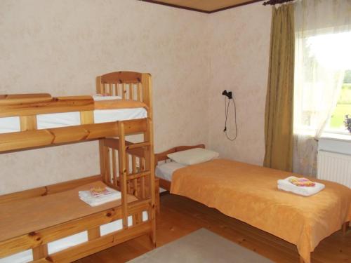 Rahinge库尔旅馆的一间卧室设有两张双层床和一扇窗户。
