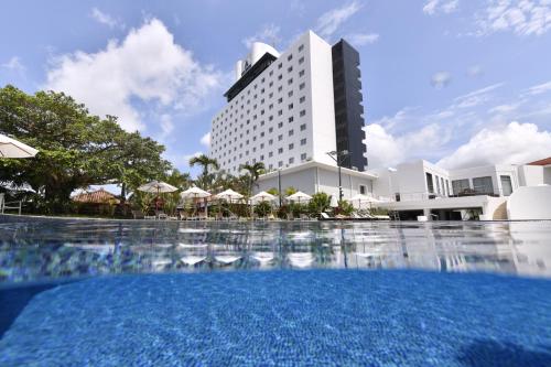 石垣岛ART 石垣岛酒店的大楼前设有游泳池的酒店