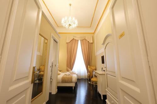 佛罗伦萨B&b Kingsman的一间卧室配有一张床,窗户配有吊灯