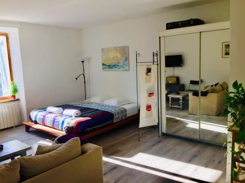 拉格拉斯安娜的小屋公寓的一间卧室配有一张床和镜子