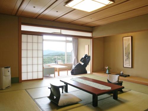 神户兵卫向阳阁的客厅配有桌椅和大窗户