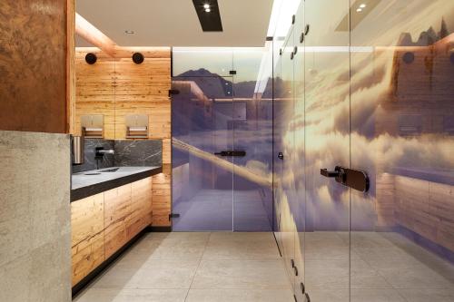 伊施格尔蒂罗尔酒店的带淋浴的浴室和玻璃门