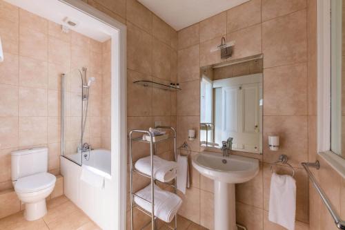 莫顿汉普斯泰德白鹿酒店 的一间带水槽、卫生间和淋浴的浴室