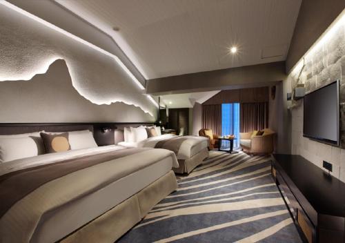 金山区阳明山天籁渡假酒店的酒店客房设有两张床和一台平面电视。