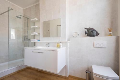 蒂伦豪特Restaurant & Guesthouse Cachet de Cire的白色的浴室设有水槽和淋浴。