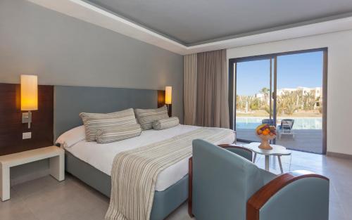 米多恩Cesar Thalasso的一间卧室配有一张床,享有海景