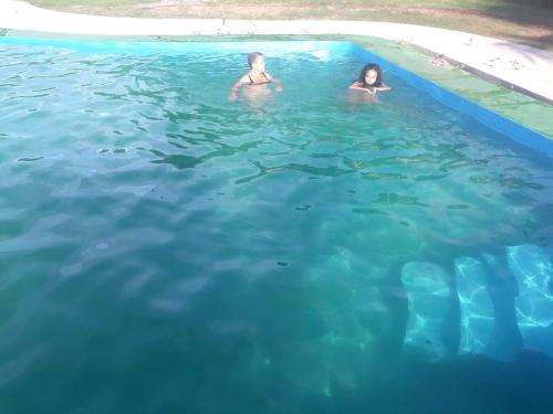 圣玛丽瑙缇勒酒店的两人在游泳池游泳