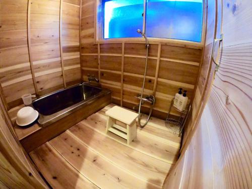 京都Benidaruma - Usagi的带浴缸和盥洗盆的小浴室