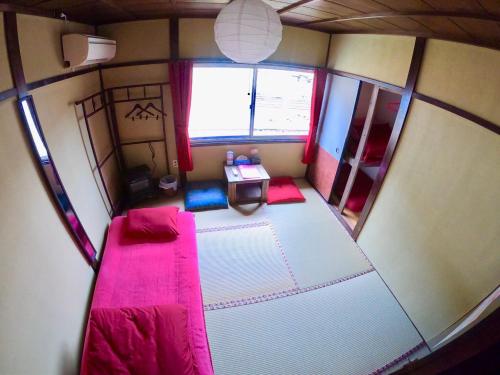 京都Benidaruma - Usagi的享有带粉红色床的小客房的上方景致