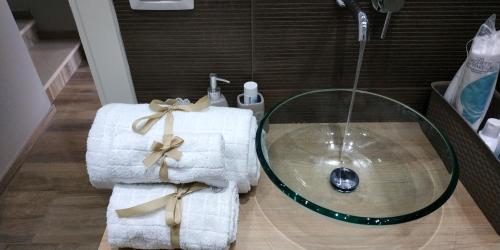 Palo del ColleSuite 30 mq的一间带毛巾和玻璃淋浴的浴室