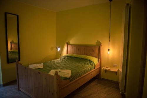 卡斯泰尔梅扎诺Helvetia Bed & Breakfast的一间卧室配有一张带绿色棉被的床