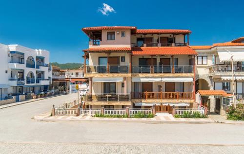 萨尔蒂House Kostas on the beach的街道边的建筑物