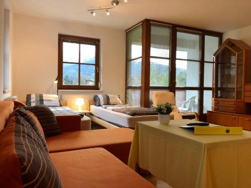 因斯布鲁克Ferienwohnung-Apartment Monika in Innsbruck-Igls的客厅配有沙发和桌子