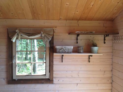 黑德梅埃斯泰Suurkivi Nature Escape的小木屋内带窗帘的窗户