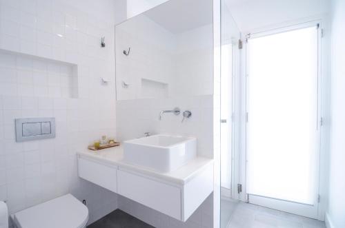 埃武拉Évora Art&Accommodation的白色的浴室设有水槽和卫生间。