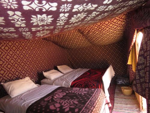 Chegaga Berber Camps客房内的一张或多张床位