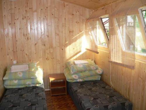 奥克宁卡Ośrodek Wypoczynkowy Perkoz的小木屋内带两张床的房间