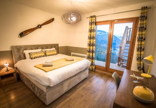 沃雅尼The Vaujany Mountain Lodge的一间卧室设有一张床和一个大窗户