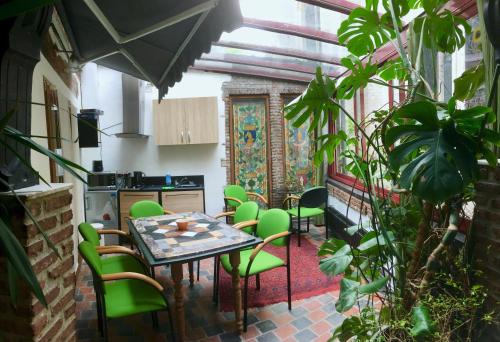 安特卫普三王旅馆的一间厨房,内设一张桌子和绿色椅子
