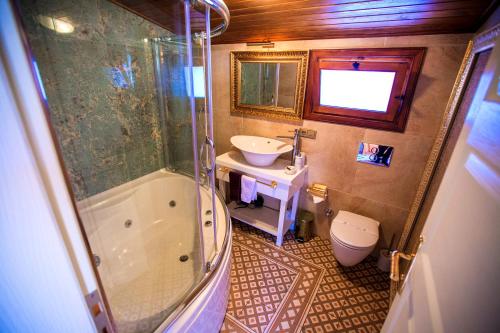 阿拉尼亚Lemon Villa Hotel - Adult Only的带淋浴、盥洗盆和卫生间的浴室