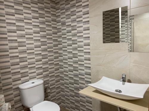 BerlangaHostal Restaurante Rufino的浴室配有白色卫生间和盥洗盆。