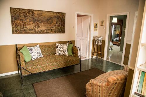 Monte LibrettiB&B I Due Gelsi的客厅配有沙发和墙上的绘画
